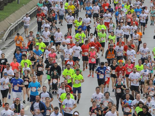 Engellere meydan okudular, binleri peşlerinden s&uuml;r&uuml;klediler!