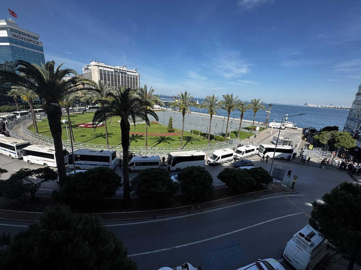İzmir de miting polemiği gerilime dönüştü! Polis müdahale etti, Özgür Özel den açıklama 2