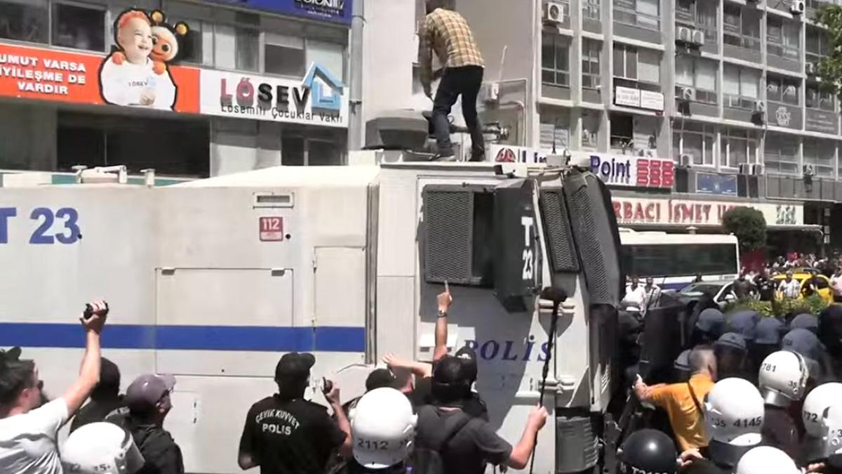 İzmir de miting polemiği gerilime dönüştü! Polis müdahale etti, Özgür Özel den açıklama 4
