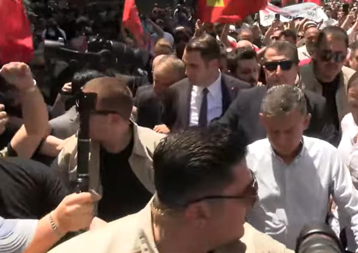 İzmir de miting polemiği gerilime dönüştü! Polis müdahale etti, Özgür Özel den açıklama 11