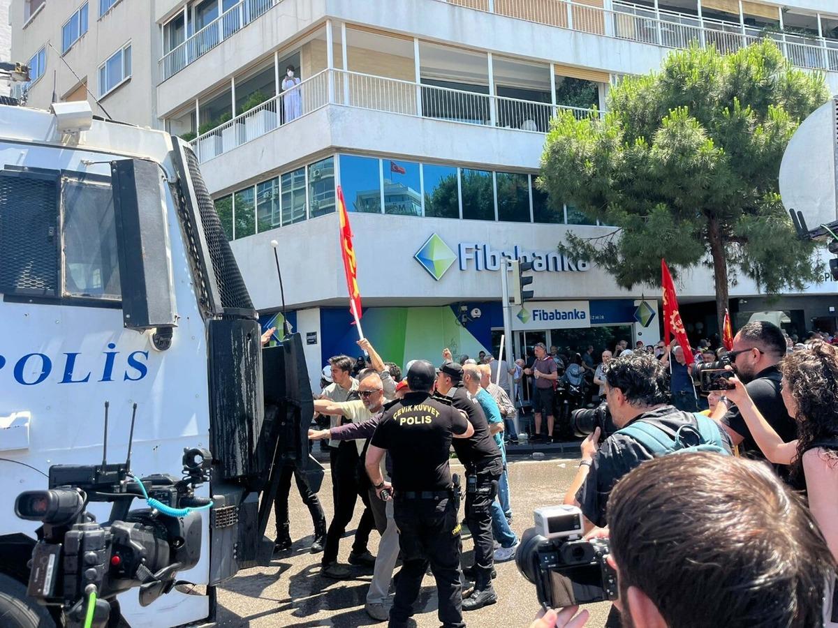 İzmir de miting polemiği gerilime dönüştü! Polis müdahale etti, Özgür Özel den açıklama 10
