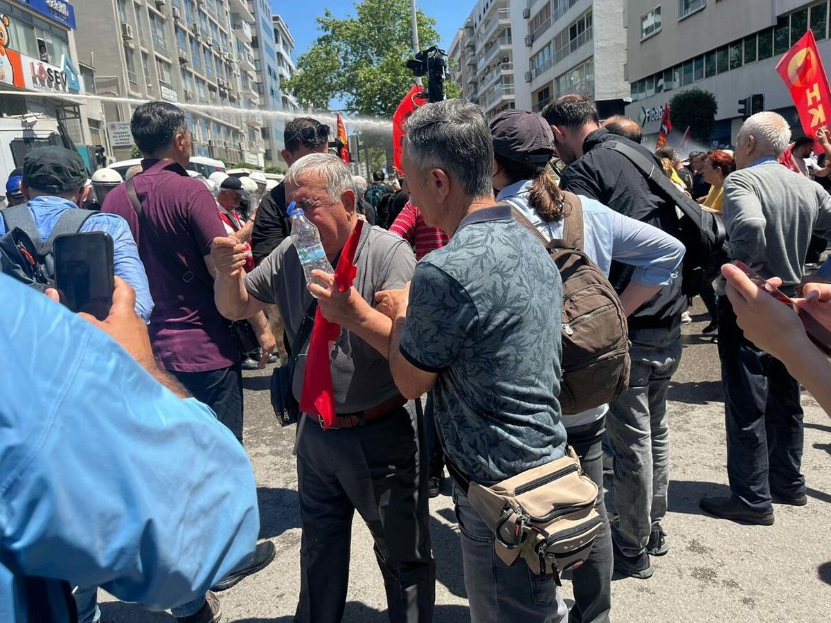 İzmir de miting polemiği gerilime dönüştü! Polis müdahale etti, Özgür Özel den açıklama 9