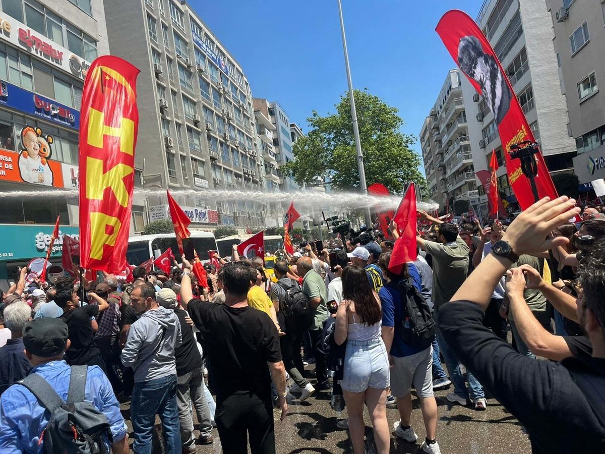İzmir de miting polemiği gerilime dönüştü! Polis müdahale etti, Özgür Özel den açıklama 8