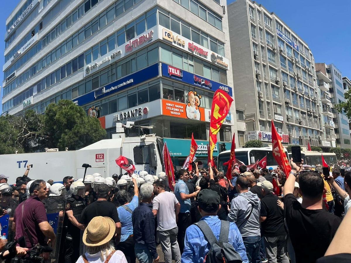 İzmir de miting polemiği gerilime dönüştü! Polis müdahale etti, Özgür Özel den açıklama 7
