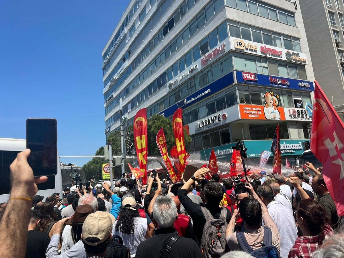 İzmir de miting polemiği gerilime dönüştü! Polis müdahale etti, Özgür Özel den açıklama 6