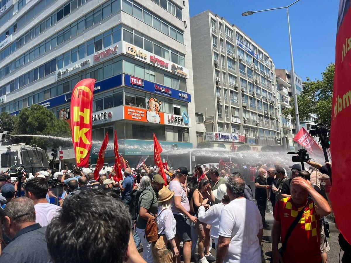 İzmir de miting polemiği gerilime dönüştü! Polis müdahale etti, Özgür Özel den açıklama 5