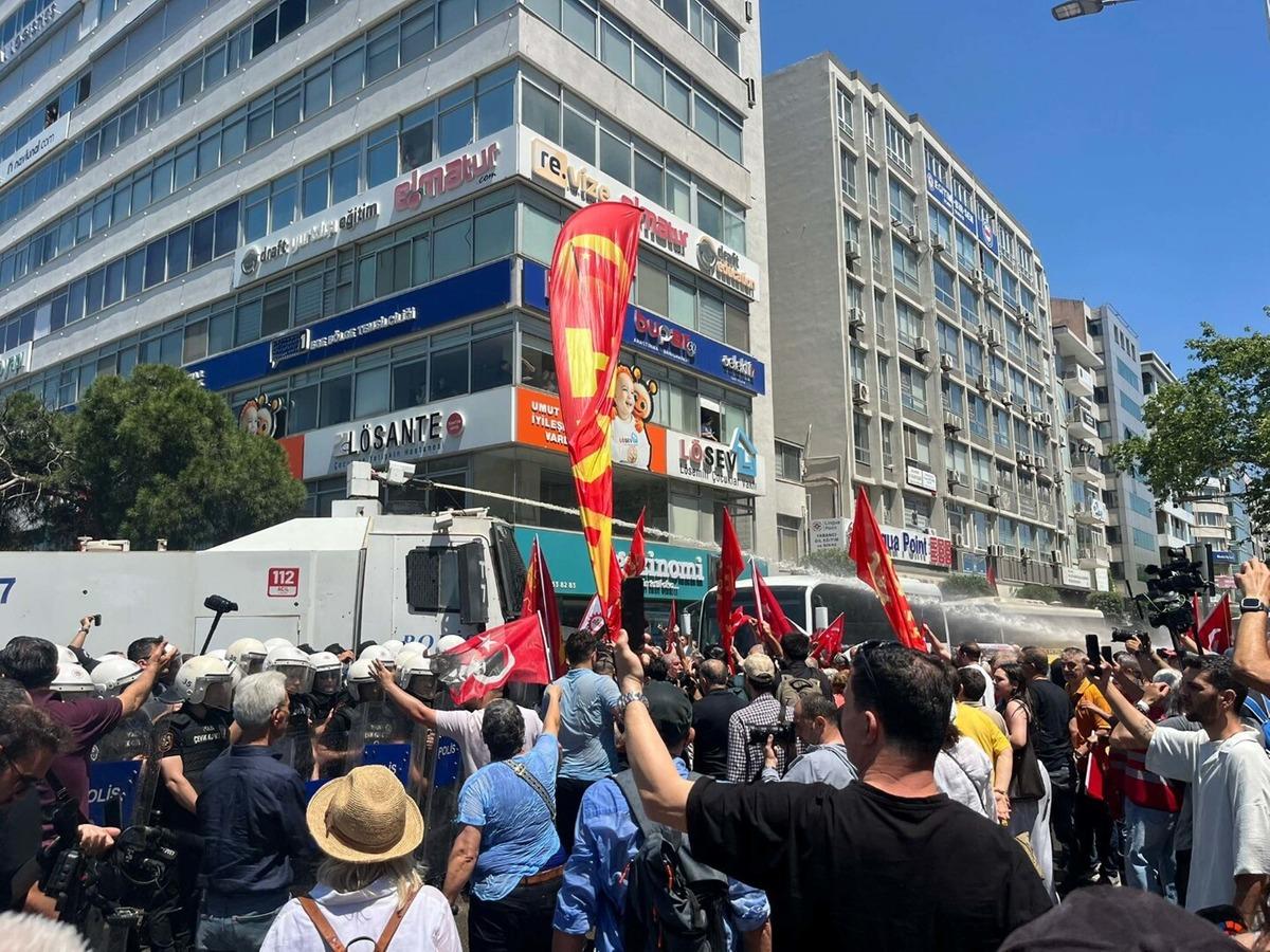 İzmir de miting polemiği gerilime dönüştü! Polis müdahale etti, Özgür Özel den açıklama 4