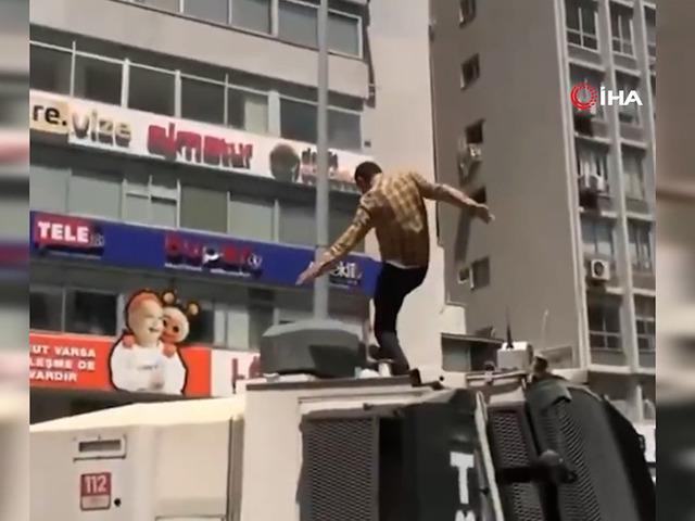 G&uuml;ndem olan g&ouml;r&uuml;nt&uuml;! G&ouml;zaltına alındı