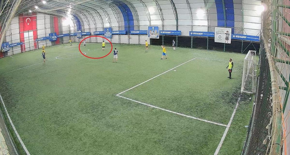 Halı sahada futbol oynarken kalp krizi geçirdi: Hayatını kaybetti 2
