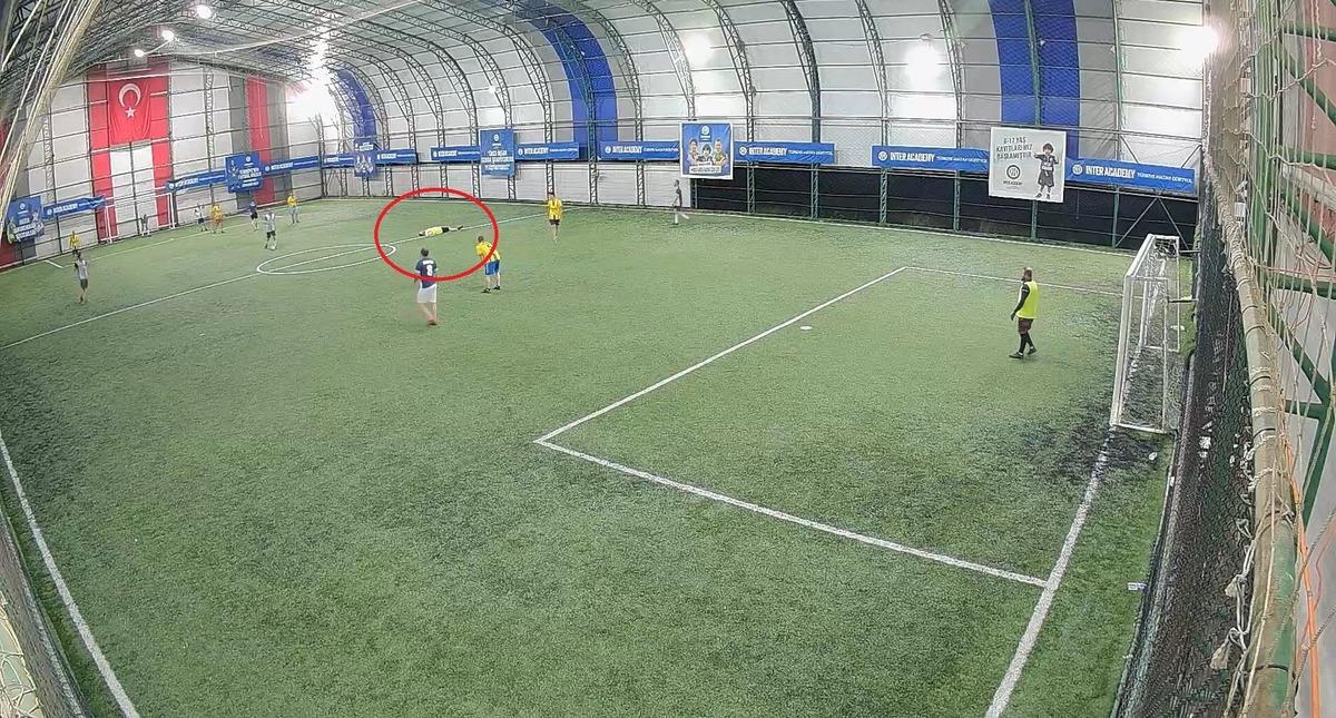 Halı sahada futbol oynarken kalp krizi geçirdi: Hayatını kaybetti 3
