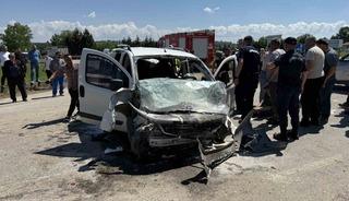 Sakarya&rsquo;da ara&ccedil;ların &ccedil;arpıştığı kazada 3&rsquo;&uuml; &ccedil;ocuk 7 kişi yaralandı