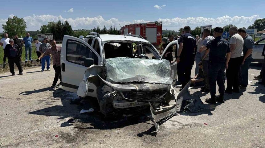 Sakarya&rsquo;da ara&ccedil;ların &ccedil;arpıştığı kazada 3&rsquo;&uuml; &ccedil;ocuk 7 kişi yaralandı