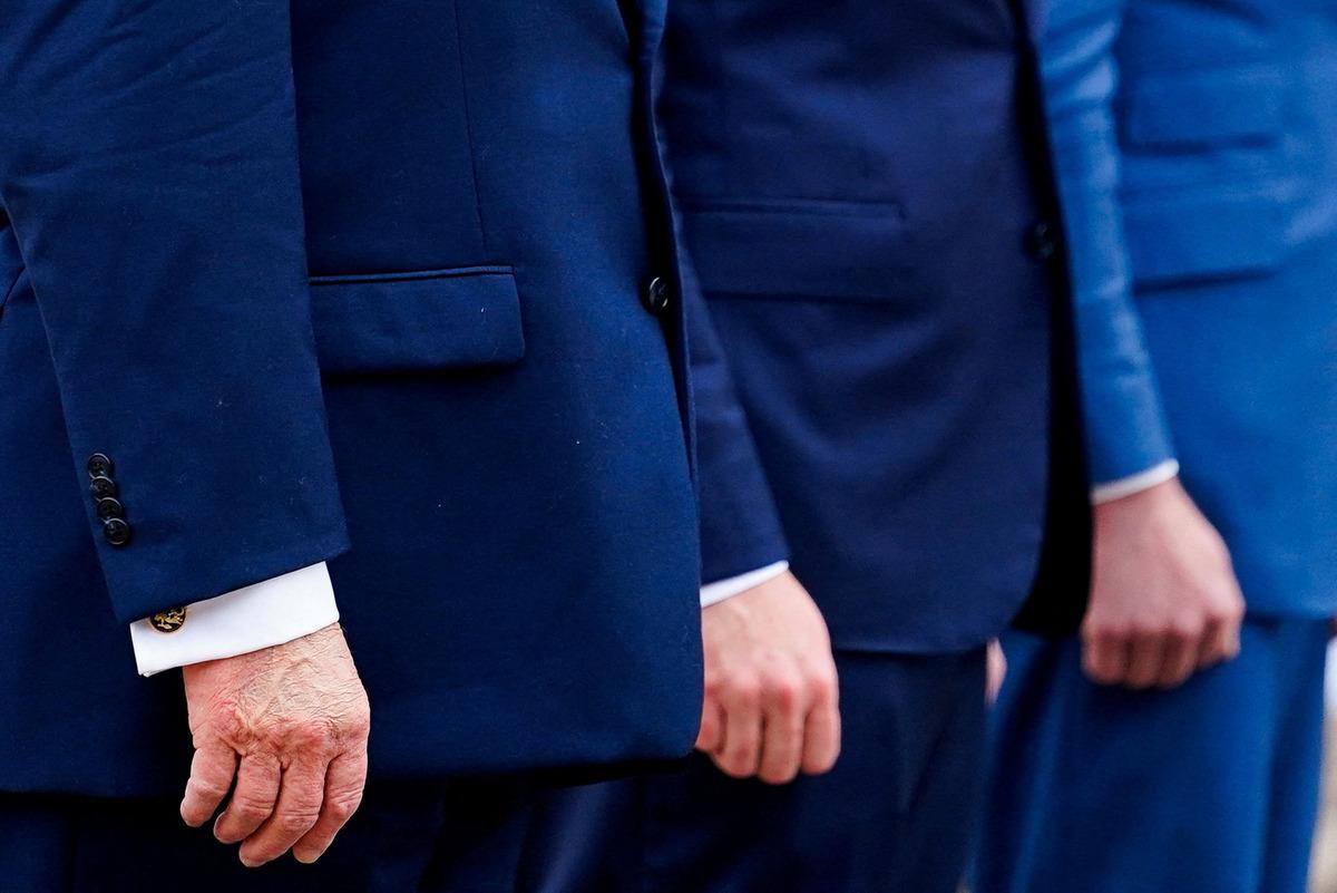 Trump yine hastane yollarında! Morluklar merak uyandırdı 2
