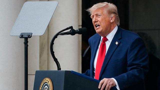 Trump yine hastane yollarında! Morluklar merak uyandırdı