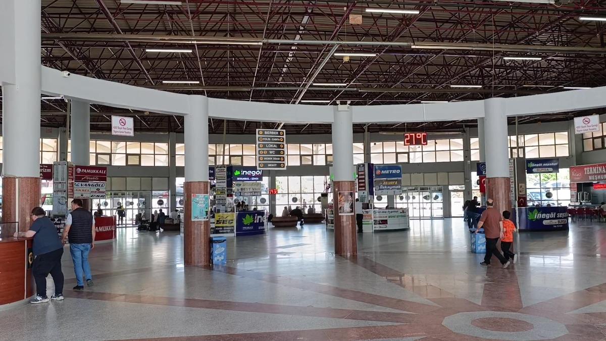 Terminalde unutup gitmiş: Bankta bulunan &ccedil;antadan servet &ccedil;ıktı 1
