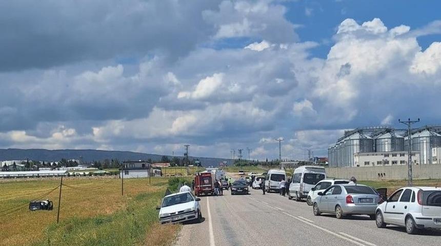 Otomobil ile hafif ticari ara&ccedil; &ccedil;arpıştı: 3 yaralı