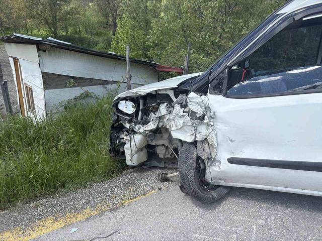 Cip ile hafif ticari ara&ccedil; &ccedil;arpıştı: 3 yaralı 2