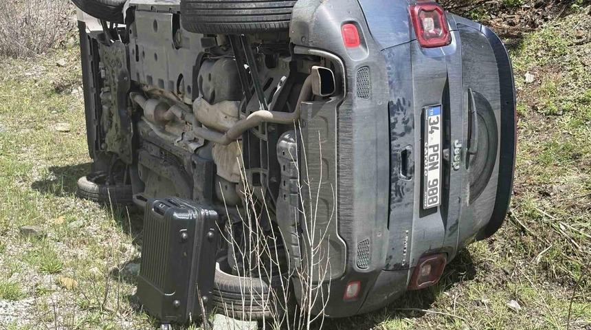 Cip ile hafif ticari ara&ccedil; &ccedil;arpıştı: 3 yaralı
