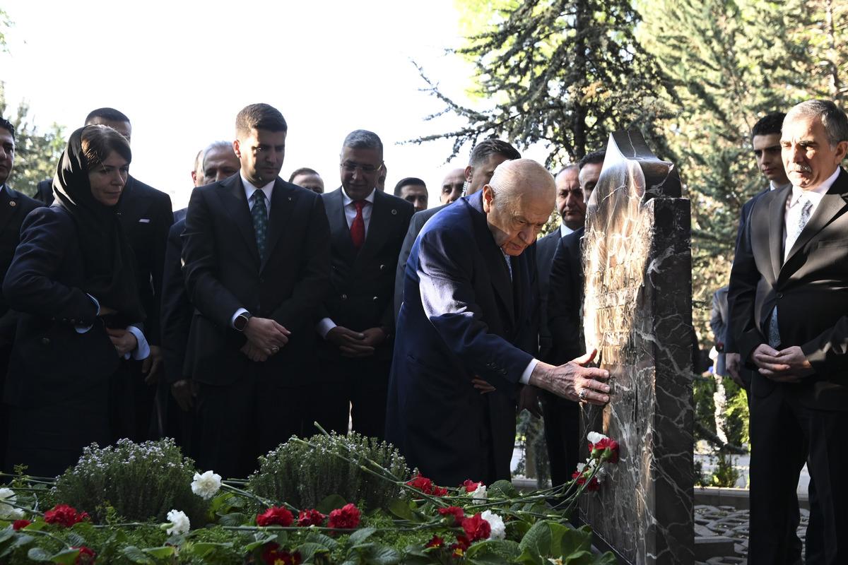 Devlet Bahçeli, Alparslan Türkeş in kabrini ziyaret etti 1