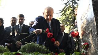 Devlet Bahçeli, Alparslan Türkeş'in kabrini ziyaret etti