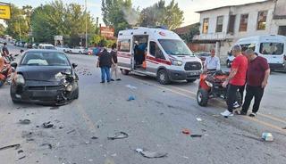 Otomobille &ccedil;arpışan ATV&rsquo;nin s&uuml;r&uuml;c&uuml;s&uuml; yaralandı