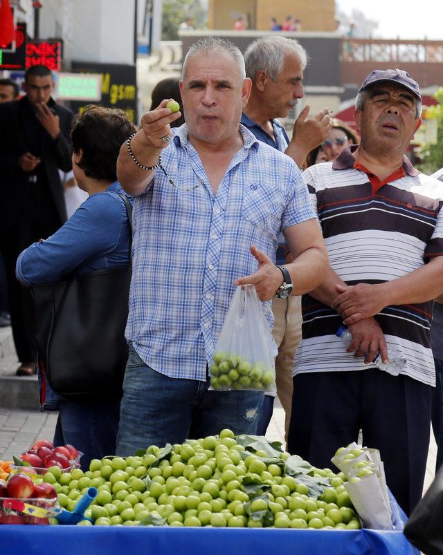 Şüpheli pakete müdahaleyi erik yiyerek izlediler