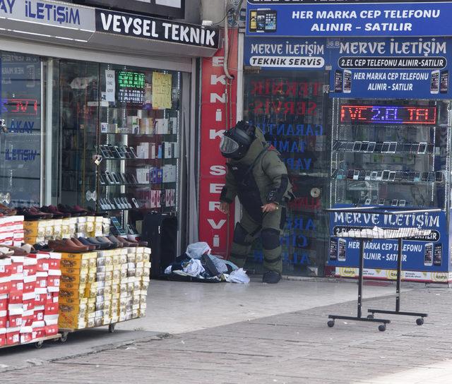 Şüpheli pakete müdahaleyi erik yiyerek izlediler