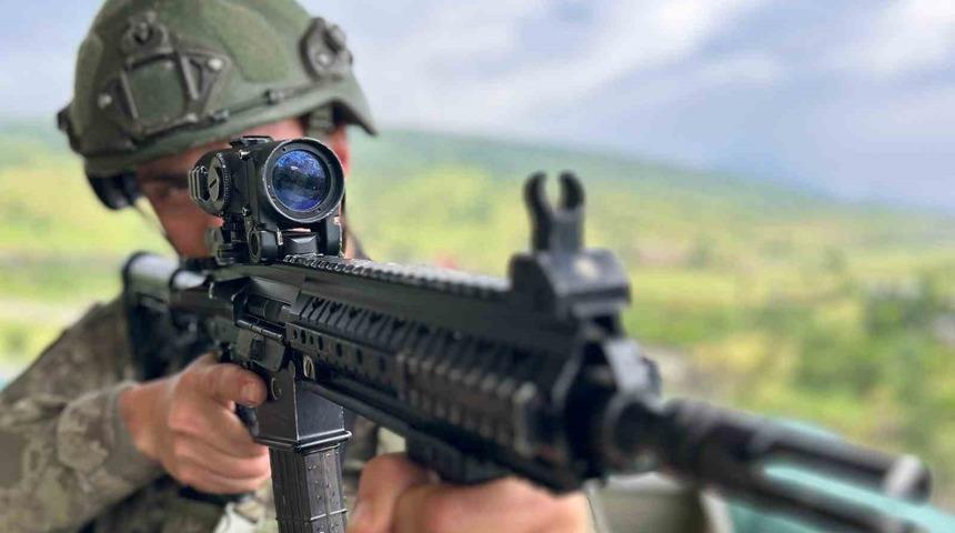 Vatan savunmasında bayram geleneği: Mehmet&ccedil;ik sınır hattında bayramlaştı