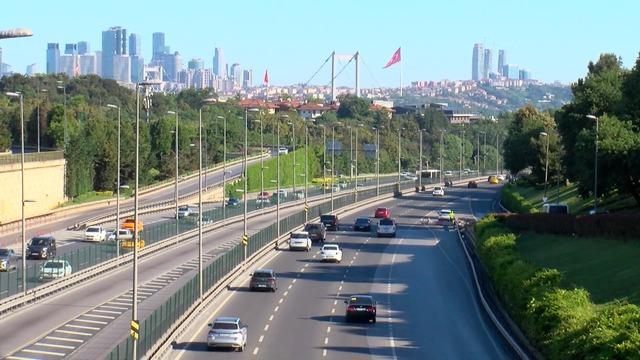 İstanbul da bayramın ilk gününde yollar boş kaldı 2