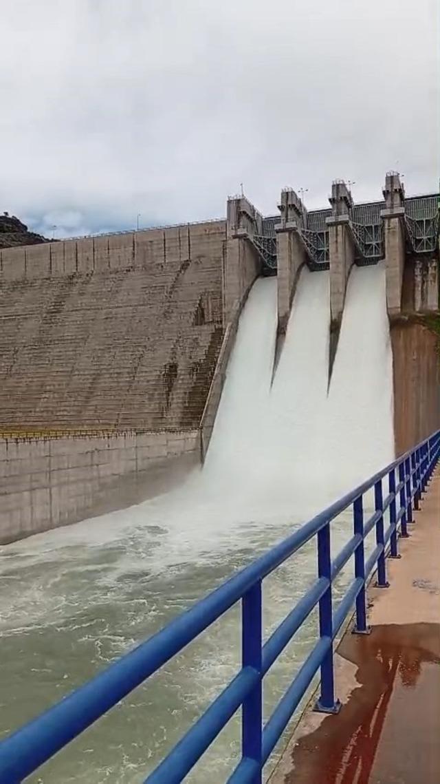 Elazığ’da bir barajın daha kapakları açıldı 1