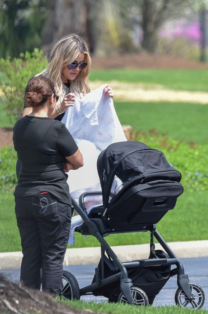 Khloe Kardashian parkta! Herkes ona baktı G2