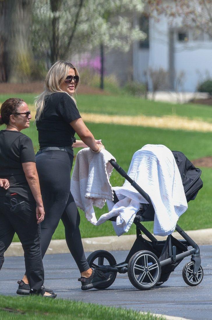 Khloe Kardashian parkta! Herkes ona baktı G3