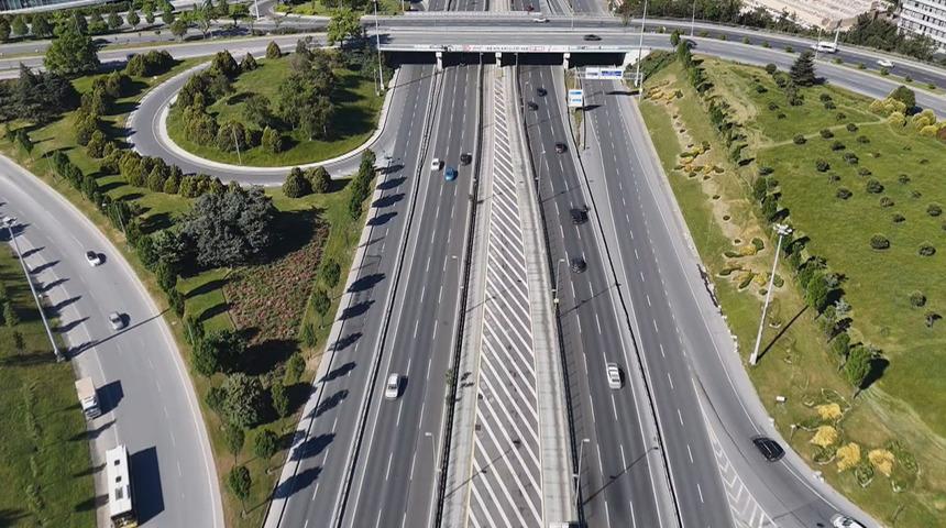 İstanbul'da bayramın ilk g&uuml;n&uuml;nde trafik y&uuml;zde 4 &ouml;l&ccedil;&uuml;ld&uuml;!