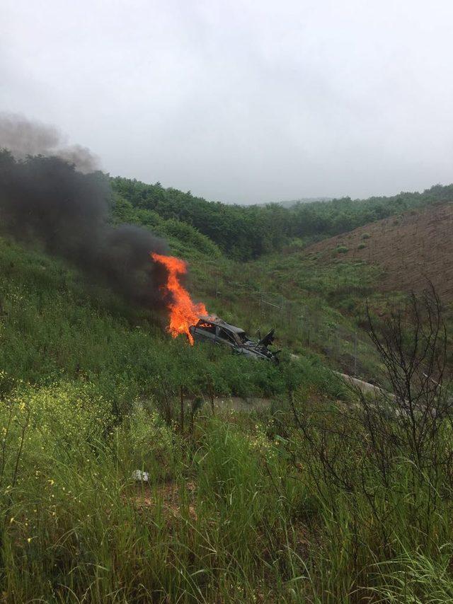 Şarampole u&ccedil;an otomobil alev aldı;  gen&ccedil; s&uuml;r&uuml;c&uuml; ağır yaralandı 1