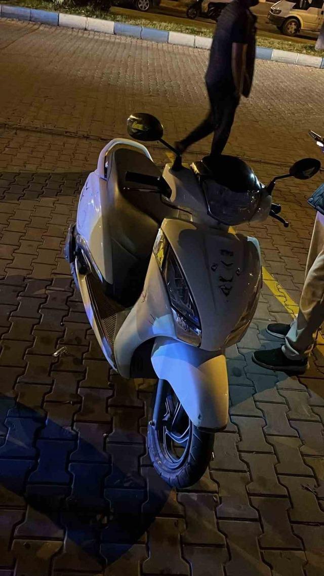 Ön tekeri patlayan motosikletin sürücüsü yola savrularak ağır yaralandı 2
