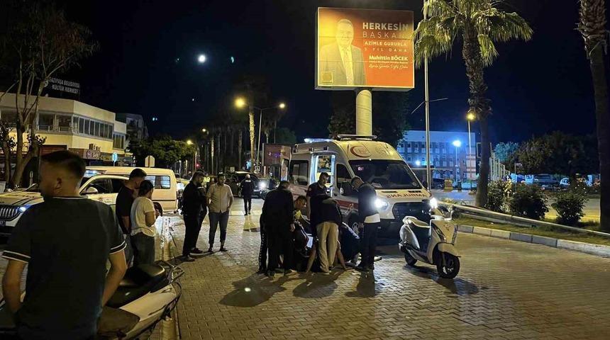&Ouml;n tekeri patlayan motosikletin s&uuml;r&uuml;c&uuml;s&uuml; yola savrularak ağır yaralandı