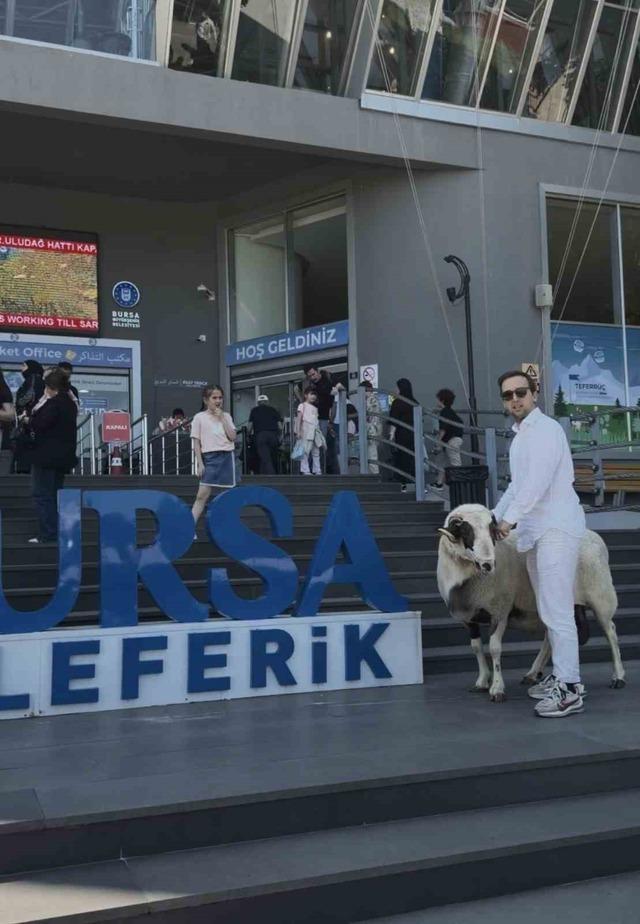 Bayramda keseceği koçla teleferik keyfi yaptı 2