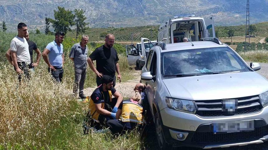 Devrilen trakt&ouml;rden kabin sayesinde yaralı kurtuldu