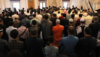 Tokya Camii'nde bayram namazı yoğunluğu
