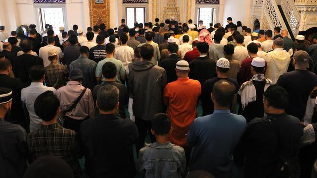  Tokya Camii'nde bayram namazı yoğunluğu! Kuyruk oldu, namaz 3 kez kılındı