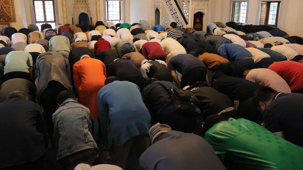 Tokya Camii nde bayram namazı yoğunluğu! Kuyruk oldu, namaz 3 kez kılındı 1