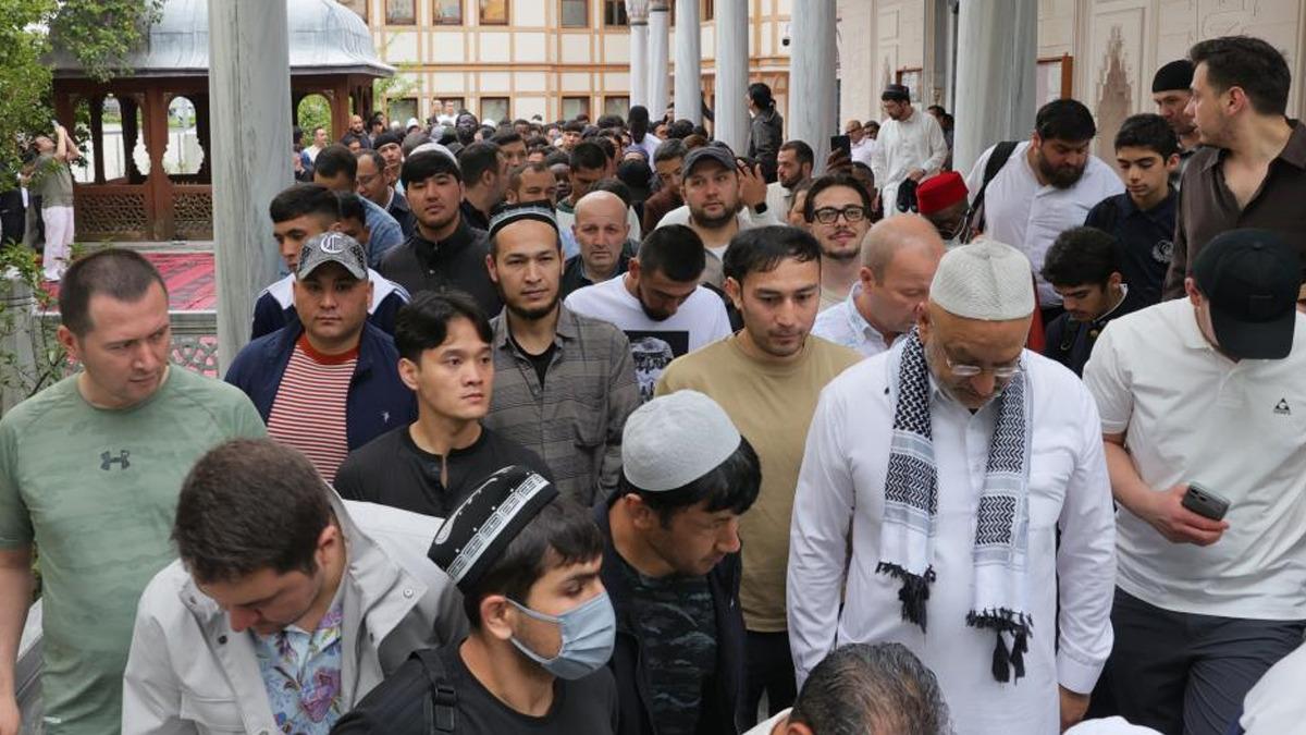 Tokya Camii nde bayram namazı yoğunluğu! Kuyruk oldu, namaz 3 kez kılındı 3