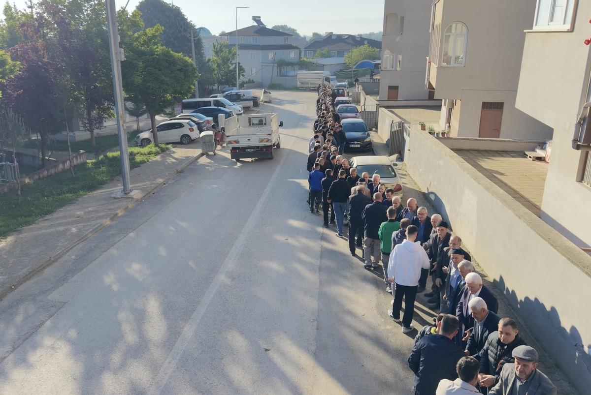 60 yıllık bayramlaşma geleneği: Kuyruk 1 kilometreyi geçti! 3