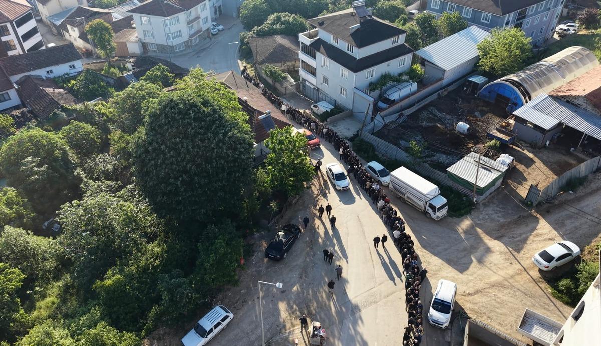 60 yıllık bayramlaşma geleneği: Kuyruk 1 kilometreyi geçti! 4