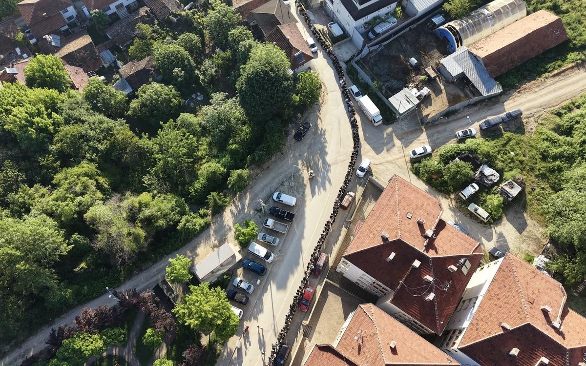60 yıllık bayramlaşma geleneği: Kuyruk 1 kilometreyi geçti! 2