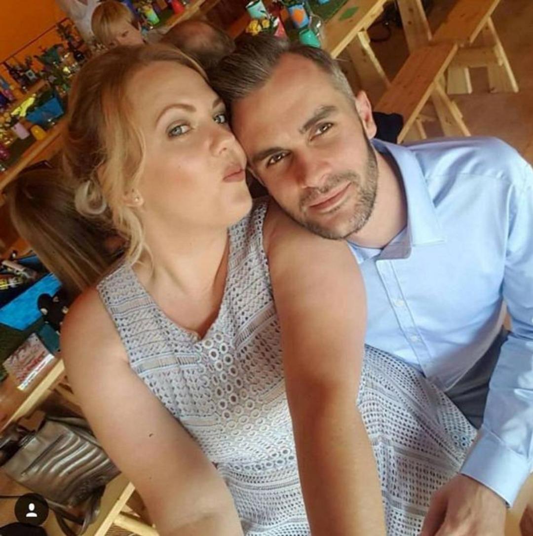 Evde &ccedil;ıplak dolaşan &ccedil;ifti şaşırtan not