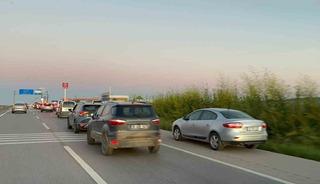 Bursa&rsquo;da kurban kesim alanlarında kilometrelerce ara&ccedil; kuyruğu oluştu