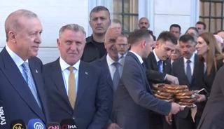 Cumhurbaşkanı Erdoğan'ın 'Rize simidi' yanıtı herkesi g&uuml;ld&uuml;rd&uuml;