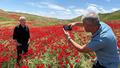 G�renler foto�raf�n� �ekmeden gitmiyor: Nohut tarlas� k�pk�rm�z� oldu!