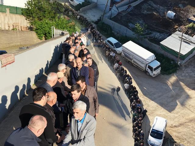 60 yıllık gelenek: Kuyruk 1 kilometreyi ge&ccedil;ti!